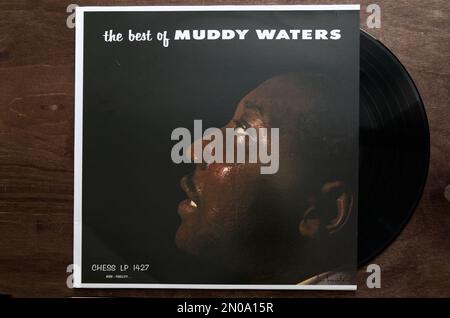 Lublin, Pologne. 18 janvier 2023. Muddy Waters le meilleur d'une table en bois sombre Banque D'Images