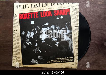 Lublin, Pologne. 18 janvier 2023. Roxette est impeccable ! enregistrer sur une table en bois sombre Banque D'Images