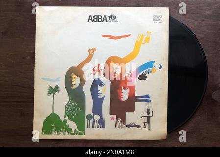 Lublin, Pologne. 18 janvier 2023.ABBA le disque de l'album sur table en bois sombre Banque D'Images