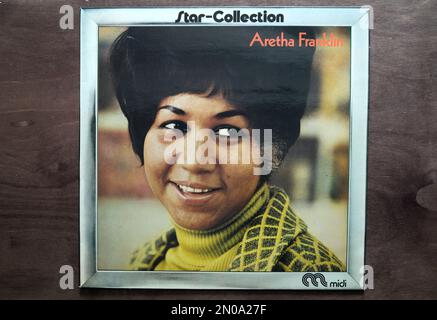 Lublin, Pologne. 18 janvier 2023.Aretha Franklin Star Collection record sur table en bois foncé Banque D'Images