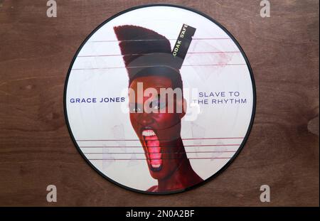 Lublin, Pologne. 18 janvier 2023. Grace Jones esclave à l'enregistrement de rythme sur table en bois sombre Banque D'Images