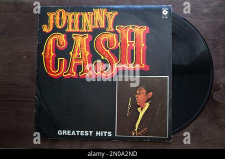 Lublin, Pologne. 18 janvier 2023.Johnny Cash Greatest Hits recordon table en bois sombre Banque D'Images