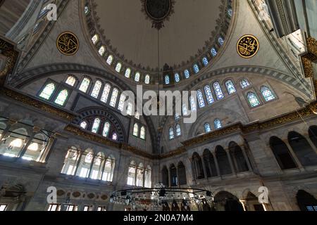 Intérieur de la mosquée Nuruosmaniye à Istanbul. Photo de fond de l'architecture islamique. Istanbul Turkiye - 12.23.2022 Banque D'Images