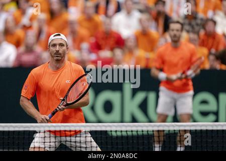 GRONINGEN - Matwe Middelkoop (L) Wesley Koolhof (pays-Bas) en action contre Lukas Klein et Alex Molcan (Slovaquie) lors du cycle de qualification pour les finales de la coupe Davis. Le gagnant se qualifiera pour la phase finale de la coupe Davis en septembre. AP SANDER KING Banque D'Images