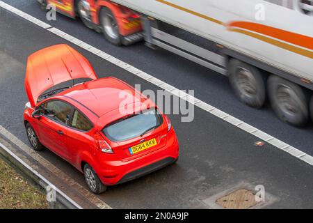 2014 FORD FIESTA ZETEC en panne sur l'autoroute M6 avec capot levé en attente de sauvetage. Banque D'Images