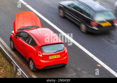 2014 FORD FIESTA ZETEC en panne sur l'autoroute M6 avec capot levé en attente de sauvetage. Banque D'Images