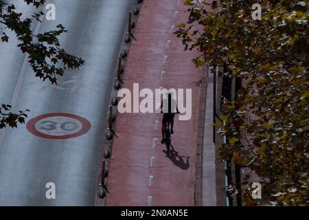 Cycliste dans la rue, mode de transport à vélo dans la ville de Bilbao, espagne Banque D'Images