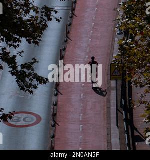 Cycliste dans la rue, mode de transport à vélo dans la ville de Bilbao, espagne Banque D'Images
