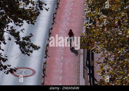 Cycliste dans la rue, mode de transport à vélo dans la ville de Bilbao, espagne Banque D'Images