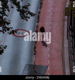 Cycliste dans la rue, mode de transport à vélo dans la ville de Bilbao, espagne Banque D'Images