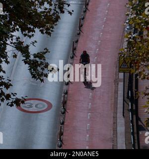 Cycliste dans la rue, mode de transport à vélo dans la ville de Bilbao, espagne Banque D'Images