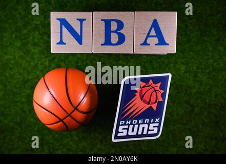 30 janvier 2023, Springfield, États-Unis. L'emblème du club de l'association nationale de basket-ball Phoenix Suns sur la pelouse verte du stade. Banque D'Images