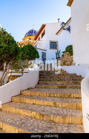 Altea, Espagne - 3 février 2023 : des escaliers sinueux mènent au centre-ville historique d'Altea, dans la Communauté de Valence Banque D'Images