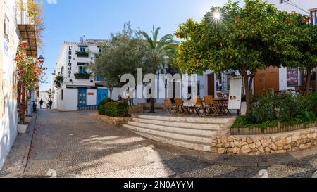 Altea, Espagne - 3 février 2023 : place de la ville dans le centre historique du village valencien blanchi à la chaux d'Altea Banque D'Images