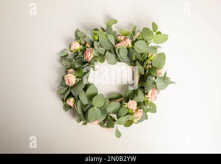 Couronne faite de belles fleurs isolées sur blanc Banque D'Images