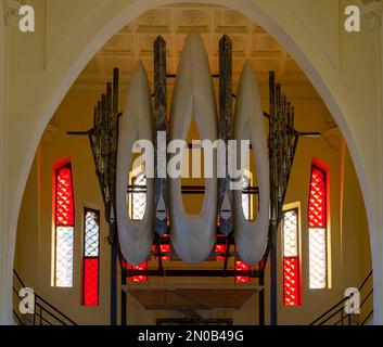 Novelda, Espagne - 1 février 2023 : vue sur le simple orgue de marbre et de pierre à l'intérieur du sanctuaire de Santa Maria Magdalena Banque D'Images
