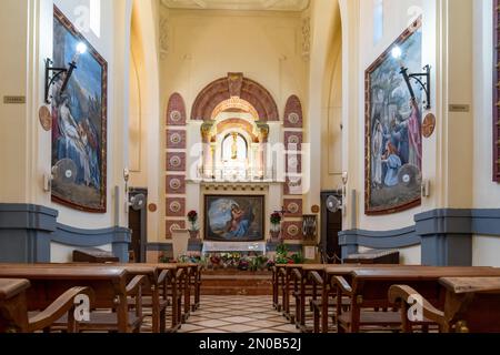 Novelda, Espagne - 1 février 2023 : vue sur la nef et l'autel à l'intérieur de l'église du Sanctuaire de Santa Maria Magdalena à Novelda Banque D'Images