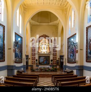 Novelda, Espagne - 1 février 2023 : vue sur la nef et l'autel à l'intérieur de l'église du Sanctuaire de Santa Maria Magdalena à Novelda Banque D'Images