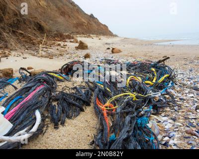 Vieux filets de pêche et autres ordures sur la rive. Symbole de la pollution de la mer induite par l'homme. Source de micro-plastique dans l'eau de mer et d'océan Banque D'Images