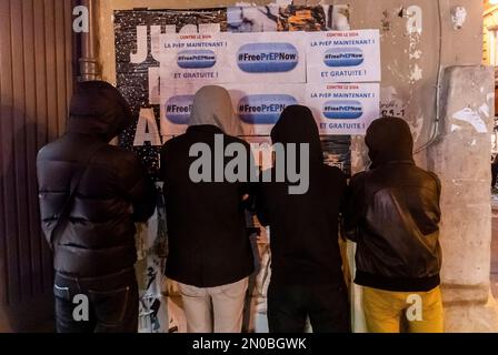 Paris, France, les militants du groupe SIDA posant par derrière, devant les affiches "Free PrEP Now" sur Wall après action dans le quartier du Marais, épidémie et peste france Banque D'Images