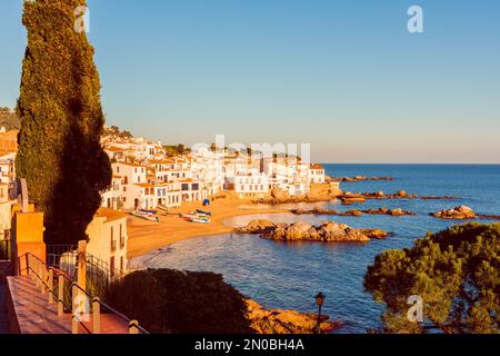 Village de Calella de Palafrugell en Catalogne Espagne autour du coucher du soleil Banque D'Images