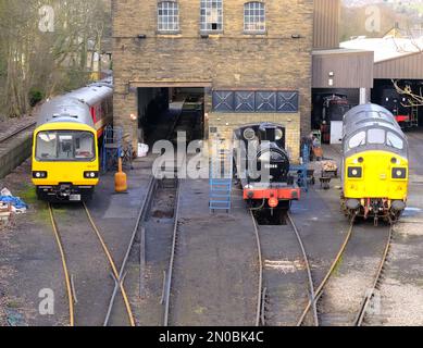 Gare de Haworth, trains à l'extérieur des hangars d'atelier sur le Keighley et le chemin de fer de Worth Valley, West Yorkshire Banque D'Images