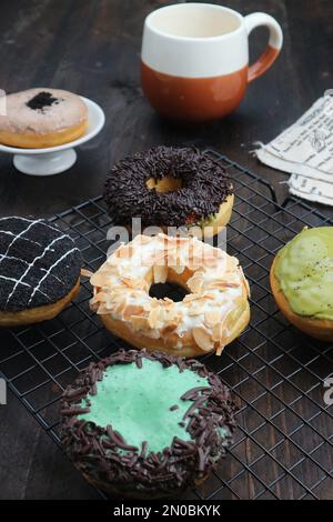 beignets sucrés divers garnitures sur fond de tasse Banque D'Images