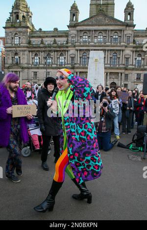 Glasgow, Royaume-Uni. 5th févr. 2023. Plusieurs centaines de personnes se sont exposées à George Square, à Glasgow, pour protester contre l'érosion des droits des femmes et le projet de loi sur la reconnaissance du genre adopté par le gouvernement écossais qui permet aux hommes de s'identifier comme des femmes. Il y a également eu une contre-démonstration par les groupes Pro Trans, également à George Square, en même temps. Les deux groupes ont été séparés par une zone de non-Go contrôlée les images sont des activistes pro-transgenres à la manifestation. Crédit : Findlay/Alay Live News Banque D'Images