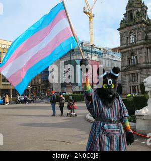 Glasgow, Royaume-Uni. 5th févr. 2023. Plusieurs centaines de personnes se sont exposées à George Square, à Glasgow, pour protester contre l'érosion des droits des femmes et le projet de loi sur la reconnaissance du genre adopté par le gouvernement écossais qui permet aux hommes de s'identifier comme des femmes. Il y a également eu une contre-démonstration par les groupes Pro Trans, également à George Square, en même temps. Les deux groupes ont été séparés par une zone de non-Go contrôlée les images sont des activistes pro-transgenres à la manifestation. Crédit : Findlay/Alay Live News Banque D'Images