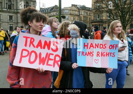 Glasgow, Royaume-Uni. 5th févr. 2023. Plusieurs centaines de personnes se sont exposées à George Square, à Glasgow, pour protester contre l'érosion des droits des femmes et le projet de loi sur la reconnaissance du genre adopté par le gouvernement écossais qui permet aux hommes de s'identifier comme des femmes. Il y a également eu une contre-démonstration par les groupes Pro Trans, également à George Square, en même temps. Les deux groupes ont été séparés par une zone de non-Go contrôlée les images sont des activistes pro-transgenres à la manifestation. Crédit : Findlay/Alay Live News Banque D'Images