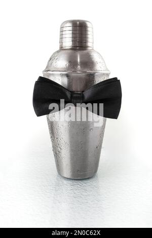 Barman cocktail Shaker avec un noeud papillon noir isolé sur fond blanc, flou de gros plan Banque D'Images