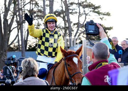 Le Jockey Paul Townend célèbre sur State Man après avoir remporté l'épreuve de champion irlandais de Chanelle Pharma lors de la deuxième journée du Dublin Racing Festival à l'hippodrome de Leopardstown à Dublin, en Irlande. Date de la photo: Dimanche 5 février 2023. Banque D'Images