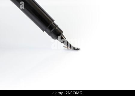 Pinceau à plumes de calligraphie isolé sur fond blanc Banque D'Images