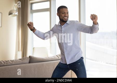 Joyeux joyeux joyeux gars beau appréciant l'activité à l'intérieur, s'amuser Banque D'Images