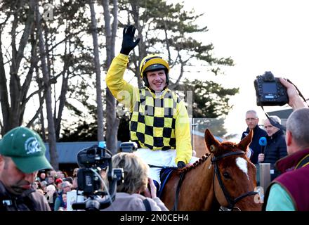 Le Jockey Paul Townend célèbre sur State Man après avoir remporté l'épreuve de champion irlandais de Chanelle Pharma lors de la deuxième journée du Dublin Racing Festival à l'hippodrome de Leopardstown à Dublin, en Irlande. Date de la photo: Dimanche 5 février 2023. Banque D'Images