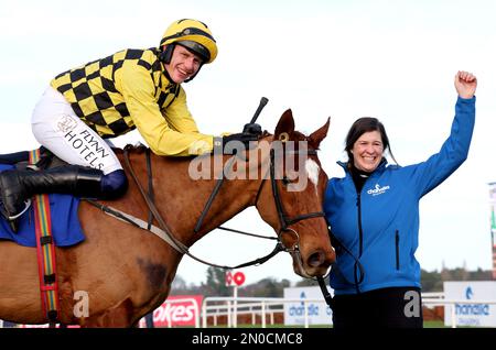 Le Jockey Paul Townend célèbre sur State Man aux côtés du marié à cheval Rachel Robbins après avoir remporté l'épreuve de champion irlandais Chanelle Pharma pendant la deuxième journée du Dublin Racing Festival à l'hippodrome de Leopardstown à Dublin, en Irlande. Date de la photo: Dimanche 5 février 2023. Banque D'Images