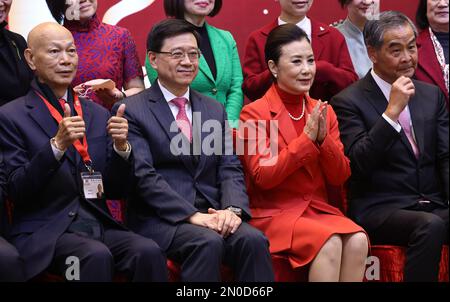 Le Directeur général John Lee Ka-chiu (2nd à partir de la gauche) et le Vice-président de la Conférence consultative politique populaire chinoise Leung Chun-ying (à droite), accompagnés du président de l'association Liza Wang Ming-chun et d'un directeur de l'association Law Ka-ying, assistent à la réception de printemps de l'Association des artistes chinois de Hong Kong à Tsim Sha Tsui. 30JAN23 SCMP /K. Y. Cheng Banque D'Images