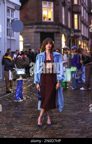 Copenhague, Danemark. 01st févr. 2023. L'amateur de mode pose devant un défilé de mode de la marque Baum et Pferdgarten. La semaine de la mode de Copenhague est la principale semaine de la mode biannuelle nordique. Au cours de l'hiver 2023, il a lieu sur 31 janvier et 1 février, 2, 3. (Photo de Takimoto Marina/SOPA Images/Sipa USA) crédit: SIPA USA/Alay Live News Banque D'Images