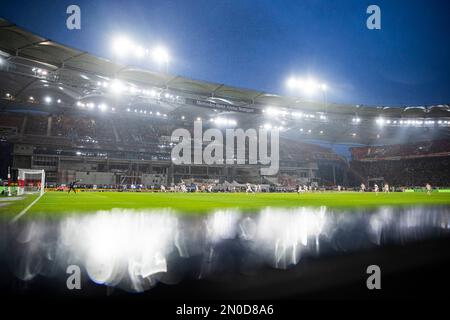 Stuttgart, Allemagne. 05th févr. 2023. Football: Bundesliga, VfB Stuttgart - Werder Bremen, Matchday 19, Mercedes-Benz Arena. Vue d'ensemble de l'arène Mercedes-Benz pendant le match. En arrière-plan, vous pouvez voir le chantier de construction sur le stand principal. Crédit : Tom Weller/dpa - REMARQUE IMPORTANTE : Conformément aux exigences de la DFL Deutsche Fußball Liga et de la DFB Deutscher Fußball-Bund, il est interdit d'utiliser ou d'avoir utilisé des photos prises dans le stade et/ou du match sous forme de séquences et/ou de séries de photos de type vidéo./dpa/Alay Live News Banque D'Images