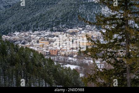 Le beau village de Villetta Barrea pendant l'hiver. Abruzzes, Italie. Banque D'Images