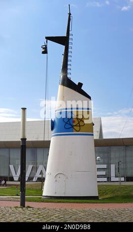 Bremerhaven, Allemagne - 20 octobre 2018: Cheminée du navire de recherche sur l'énergie nucléaire Otto Hahn devant le monument du musée maritime allemand. Banque D'Images