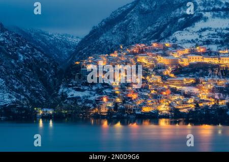 Le beau village de Barrea couvert de neige en hiver. Abruzzes, Italie. Banque D'Images