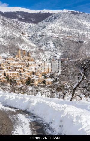 Vue panoramique de Pacentro couvertes de neige pendant la saison d'hiver. Abruzzo, Italie. Banque D'Images