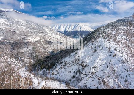 Vue panoramique de Pacentro couvertes de neige pendant la saison d'hiver. Abruzzo, Italie. Banque D'Images
