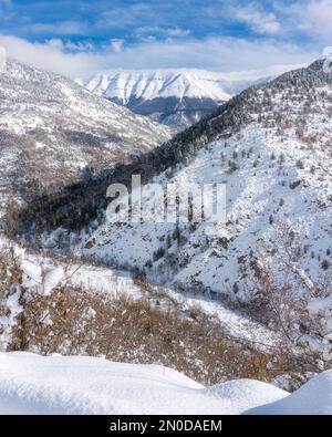 Vue panoramique de Pacentro couvertes de neige pendant la saison d'hiver. Abruzzo, Italie. Banque D'Images