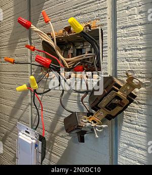 Ouvrez les prises électriques à l'aide de plusieurs interrupteurs et de plusieurs câbles Banque D'Images