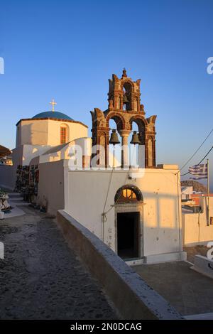 Santorini église à Pyrgos allée Banque D'Images