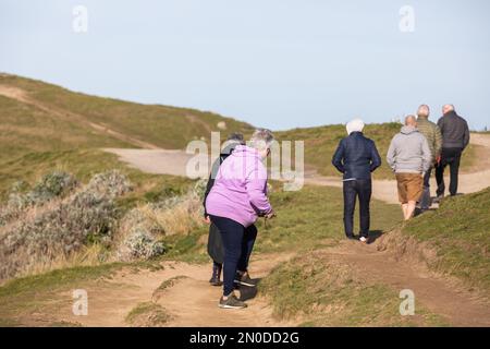 Newquay,Cornwall,5th février 2023, les gens appréciant le soleil glorieux lors d'une belle journée ensoleillée à Fistral Beach, Cornwall. La plage est célèbre car les gens voyagent de tout le pays pour monter sur les célèbres vagues avec de grandes conditions de surf.Credit: Keith Larby/Alay Live News Banque D'Images