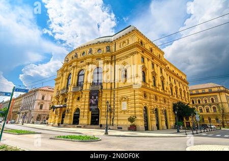 Szeged, Hongrie. Le Théâtre national de Szeged est le théâtre principal de Szeged, en Hongrie. Il a été construit en 1883 dans un style éclectique et néo-baroque. Banque D'Images