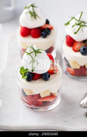 Gâteau aux petits fruits ou parfait avec mousse au fromage à la crème et crème fouettée, dessert dans une idée de verre Banque D'Images